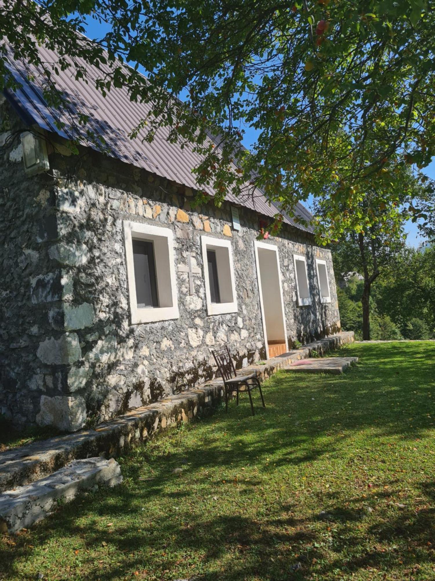 Guest House Emanueli Tropoje Exteriör bild